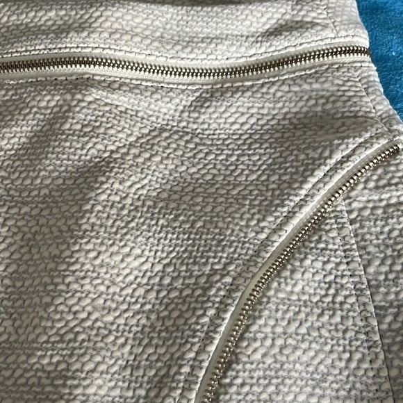 New Bebe Skirt Lined w Gold Zipper Accents - Picture 4 of 8